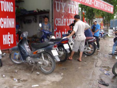 Đường ngập sâu, dịch vụ `xe bò cứu xe máy` hốt bạc
