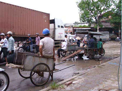 Đường ngập sâu, dịch vụ `xe bò cứu xe máy` hốt bạc