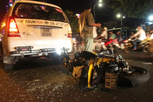 Hi hữu, thanh niên bay khỏi xe máy phi vỡ kính taxi