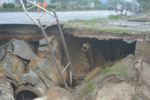 Sạt lở kinh hoàng, đường Lê Văn Lương bị xẻ đôi