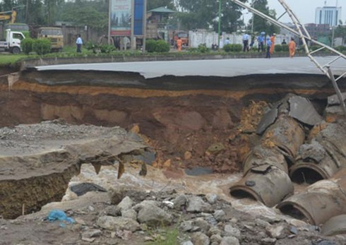 Sạt lở kinh hoàng, đường Lê Văn Lương bị xẻ đôi