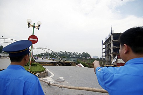 Sạt lở kinh hoàng, đường Lê Văn Lương bị xẻ đôi