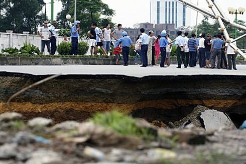 Sạt lở kinh hoàng, đường Lê Văn Lương bị xẻ đôi