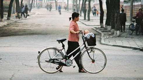 Kim Jong-un được ca ngợi vì cho phép phụ nữ đi xe đạp