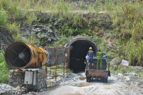 Vụ sập thủy điện: Nhà thầu Trung Quốc lợi dụng phá hiện trường