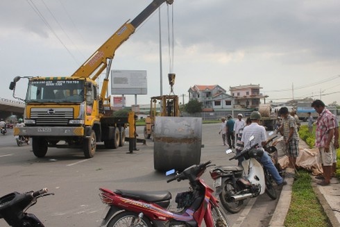 Hú vía 12 tấn thép văng khỏi xe đang chạy