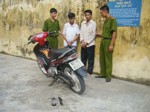 Cảnh sát bị cướp đâm trọng thương