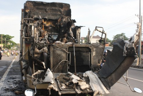 Xe container cháy rụi giữa đường