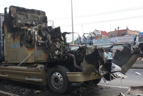 Xe container cháy rụi giữa đường