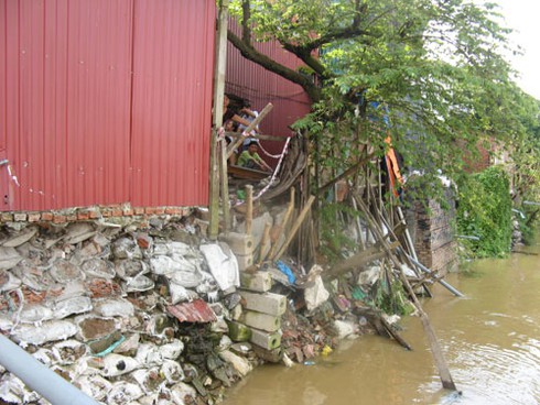 Hà Nội: Nơm nớp vì “hà bá” nuốt nhà