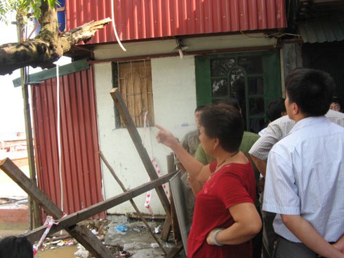 Hà Nội: Nơm nớp vì “hà bá” nuốt nhà