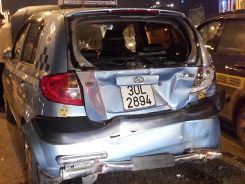 Xế hộp đâm liên hoàn trên cầu vượt Ngã tư Sở