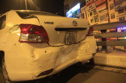 Xế hộp đâm liên hoàn trên cầu vượt Ngã tư Sở