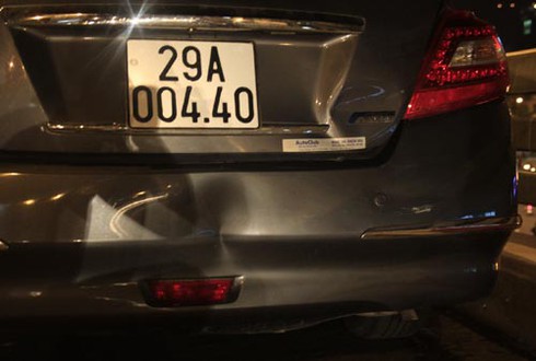 Xế hộp đâm liên hoàn trên cầu vượt Ngã tư Sở