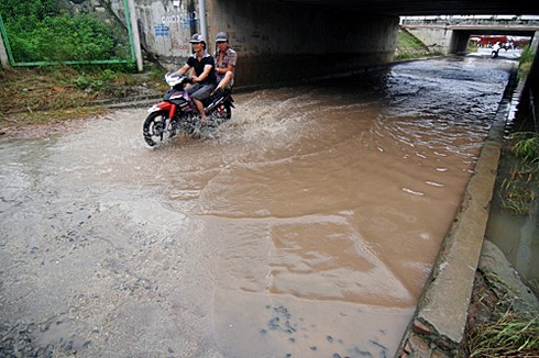 Hầm chui đại lộ Thăng Long, không mưa vẫn ngập