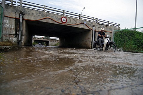 Hầm chui đại lộ Thăng Long, không mưa vẫn ngập