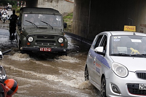 Hầm chui đại lộ Thăng Long, không mưa vẫn ngập