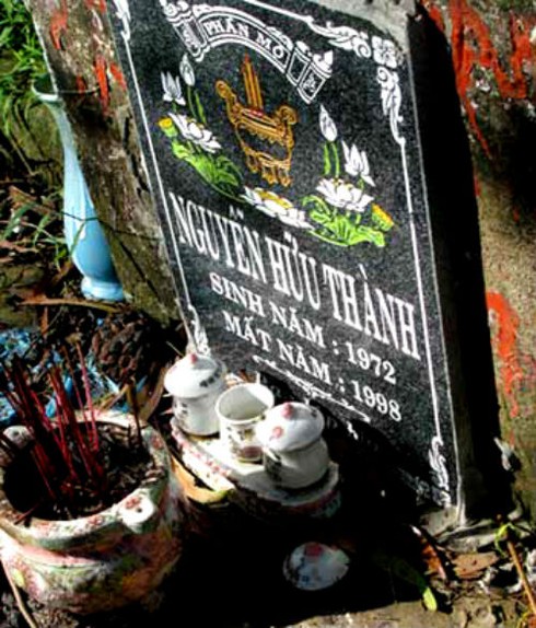 Làm luật tại ngôi mộ tướng cướp Phước 'tám ngón'