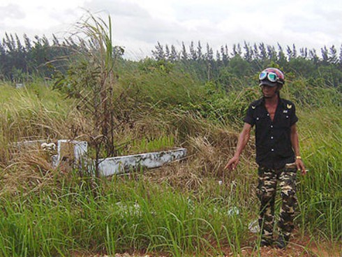 Làm luật tại ngôi mộ tướng cướp Phước 'tám ngón'