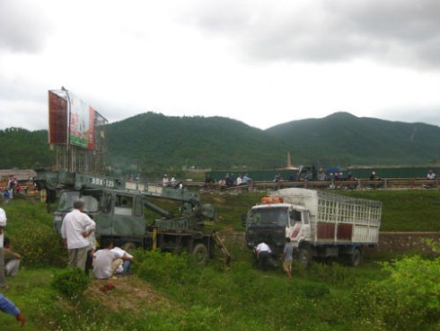 Tài xế thoát chết 'kỳ lạ' khi xe tải rơi xuống vực