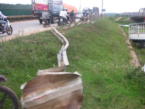 Tài xế thoát chết 'kỳ lạ' khi xe tải rơi xuống vực