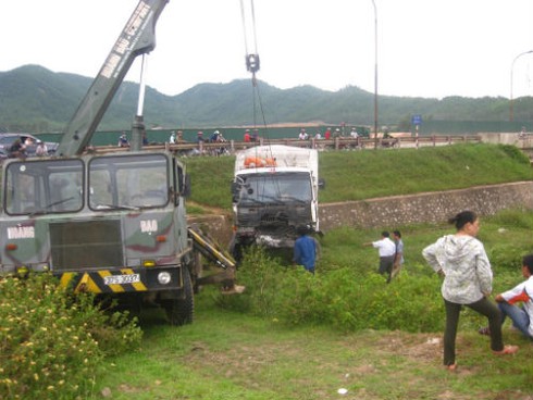 Tài xế thoát chết 'kỳ lạ' khi xe tải rơi xuống vực