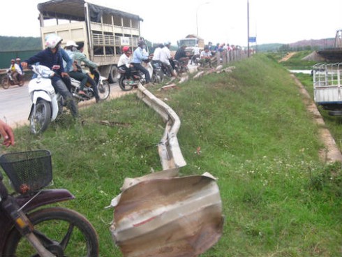 Tài xế thoát chết 'kỳ lạ' khi xe tải rơi xuống vực