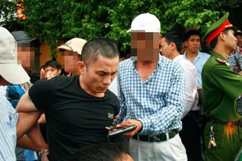 141 dùng võ thuật khống chế kẻ trốn truy nã mang súng