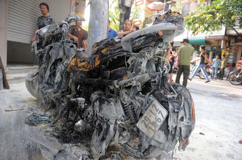 Vừa đổ xăng vừa hút thuốc, xe tay ga bốc cháy giữa Phố cổ