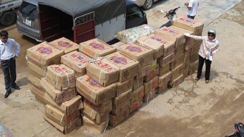 Bắt xe tải chở bánh kẹo bẩn chuyên bán cho học sinh