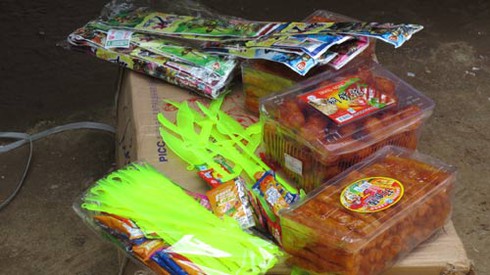 Bắt xe tải chở bánh kẹo bẩn chuyên bán cho học sinh