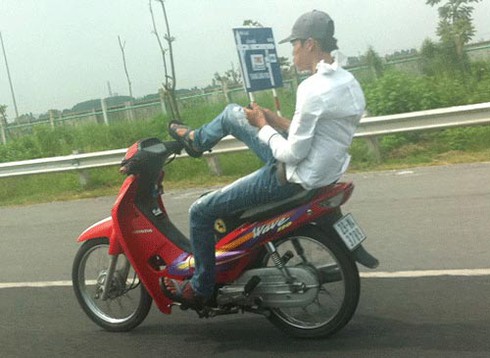 Đã xác định được danh tính ‘quái xế’ lái xe bằng chân