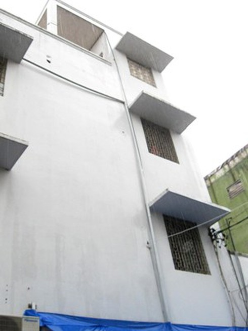 Nhảy lầu tự vẫn vì bị cấm yêu