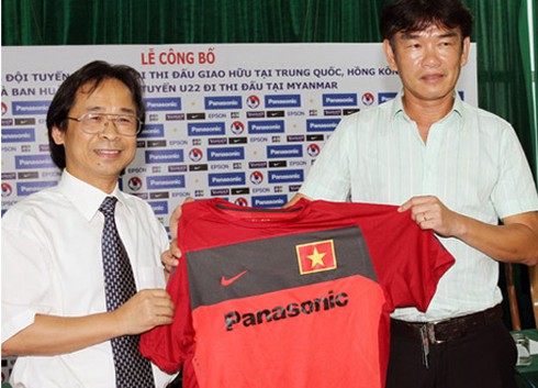 LV Phan Thanh Hùng dẫn dắt hai đội tuyển và một CLB