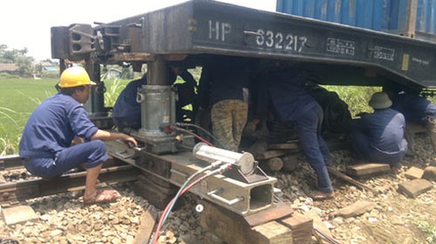 Tàu Yên Bái - Lào Cai trật bánh, gây gián đoạn 5 tiếng