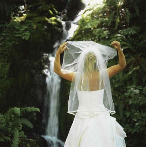 Chết đuối trong lúc chụp ảnh cưới gần thác nước