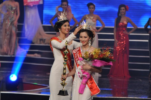 Đặng Thu Thảo đăng quang ngôi Hoa hậu Việt Nam 2012