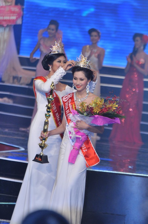 Đặng Thu Thảo đăng quang ngôi Hoa hậu Việt Nam 2012