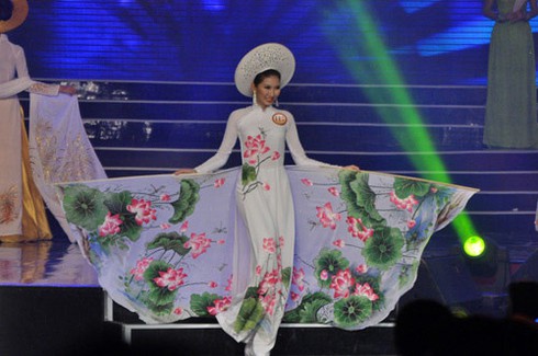 Đặng Thu Thảo đăng quang ngôi Hoa hậu Việt Nam 2012