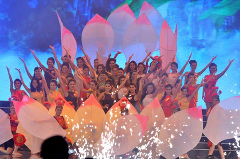 Đặng Thu Thảo đăng quang ngôi Hoa hậu Việt Nam 2012