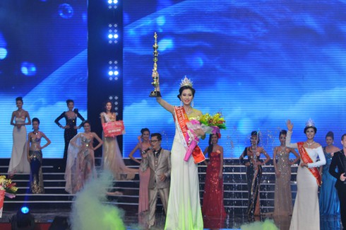 Tân Hoa hậu Việt Nam: 'Em không dễ bị cám dỗ '