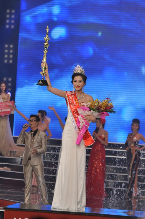 Tân Hoa hậu Việt Nam: 'Em không dễ bị cám dỗ '