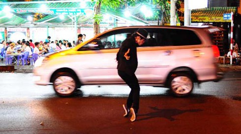 'Michael Jackson' bán kẹo kéo trên đường phố Sài thành