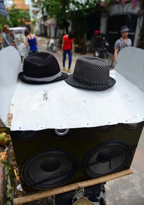 'Michael Jackson' bán kẹo kéo trên đường phố Sài thành