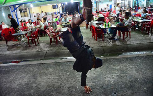 'Michael Jackson' bán kẹo kéo trên đường phố Sài thành