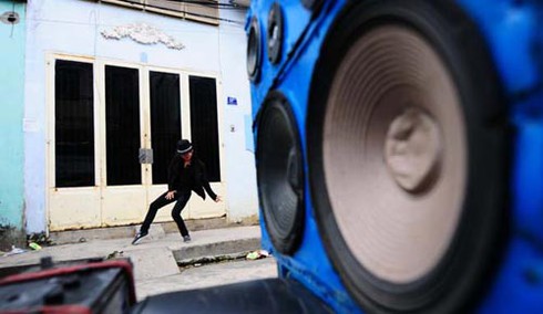 'Michael Jackson' bán kẹo kéo trên đường phố Sài thành