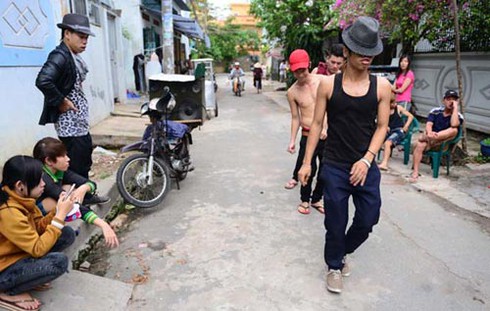 'Michael Jackson' bán kẹo kéo trên đường phố Sài thành