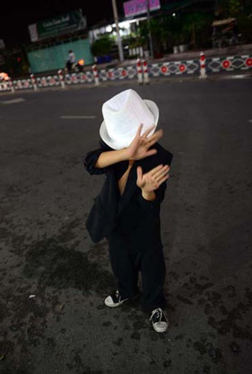 'Michael Jackson' bán kẹo kéo trên đường phố Sài thành