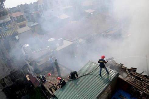 Hà Nội: Cháy lớn tại khu dân cư Hàm Tử Quan