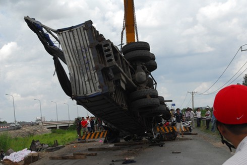 Xe tải gặp tai nạn kinh hoàng sau cú gãy văng bánh trước